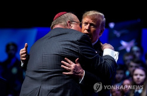 인디애나 주 행사에서 유대교 랍비와 포옹하는 트럼프 미 대통령 [로이터=연합뉴스]