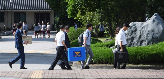 경찰이 지난달 5일 오후 서울 강남구 도곡동 숙명여고에서 압수수색을 마치고 돌아가고 있다. 홍인기 기자