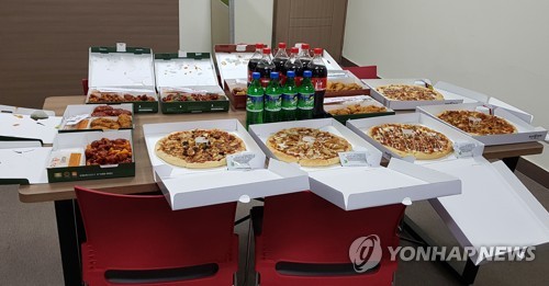 소방대원들에게 배달된 치킨과 피자 (홍천=연합뉴스) 헬멧에 녹아내릴 정도로 뜨거운 불길 속에서 위험을 무릅쓰고 3세 아이를 구한 119소방대원들 이야기가 알려지면서 지난 29일 오후 한 시민이 강원 홍천소방서로 치킨과 피자를 선물했다. 소방대원들이 전화로라도 감사를 표하려고 했으나 독지가는 이름이나 연락처를 남기지 않았다.  [홍천소방서 제공]      conanys@yna.co.kr  (끝)