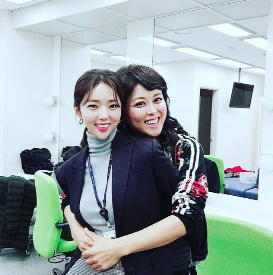 Hong Ji-min has released a friendly two-shot with Chae Soo-bin.Hong Ji-min posted a picture on his SNS on the 31st, saying, The best percentage Subin is the best percentage, and I have a bigger face behind me.In the photo, Hong Ji-min is hugging Chae Soo-bins waist and hugging back hugs affectionately.Behind the scenes, Hong Ji-mins face is bigger than Chae Soo-bins face, and a self-disgusting figure is laughing.The two are breathing together as a senior at the airport in SBS Foxen City.Hong Ji-min said, Our lovely Subin, acting, good, personality, good. One person who is expected to see Subins move in the future.Subin, he added, expressing his affection.Meanwhile, Hong Ji-min recently lost 25kg and succeeded in Diet, attracting a lot of attention.