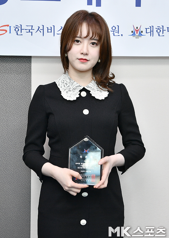 Ku Hye-sun was appointed to the South Korea Social Contribution Award and the Ambassadors for the ServiceHarvard Business School.On the 31st, the 13th South Korea Social Contribution Grand Prize and the Ambassadors Ceremony for ServiceHarvard Business School were held at the National Assembly Hall in Yeouido-gu, Seoul.On the day of the event, Democratic Party lawmaker Won Hye-young, Chairman Kim Young-bae of Korea Service Industry Promotion Agency, Park Sang-chun torture, Kim Jin-soo torture, and Maekyung.com MK Sports Yoon Jang-seop attended the event.Ku Hye-sun, who was appointed to the South Korea Social Contribution Award and the ServiceHarvard Business School Award, said, Thank you for inviting me to this meaningful and big event.Ku Hye-sun is an artist as well as an actor, and now also serves as the Korean Art Association Ambassadors.In 2009, Cinema16: American Short Films Joyful Helper made his debut as a film director and is actively engaged in various arts fields.