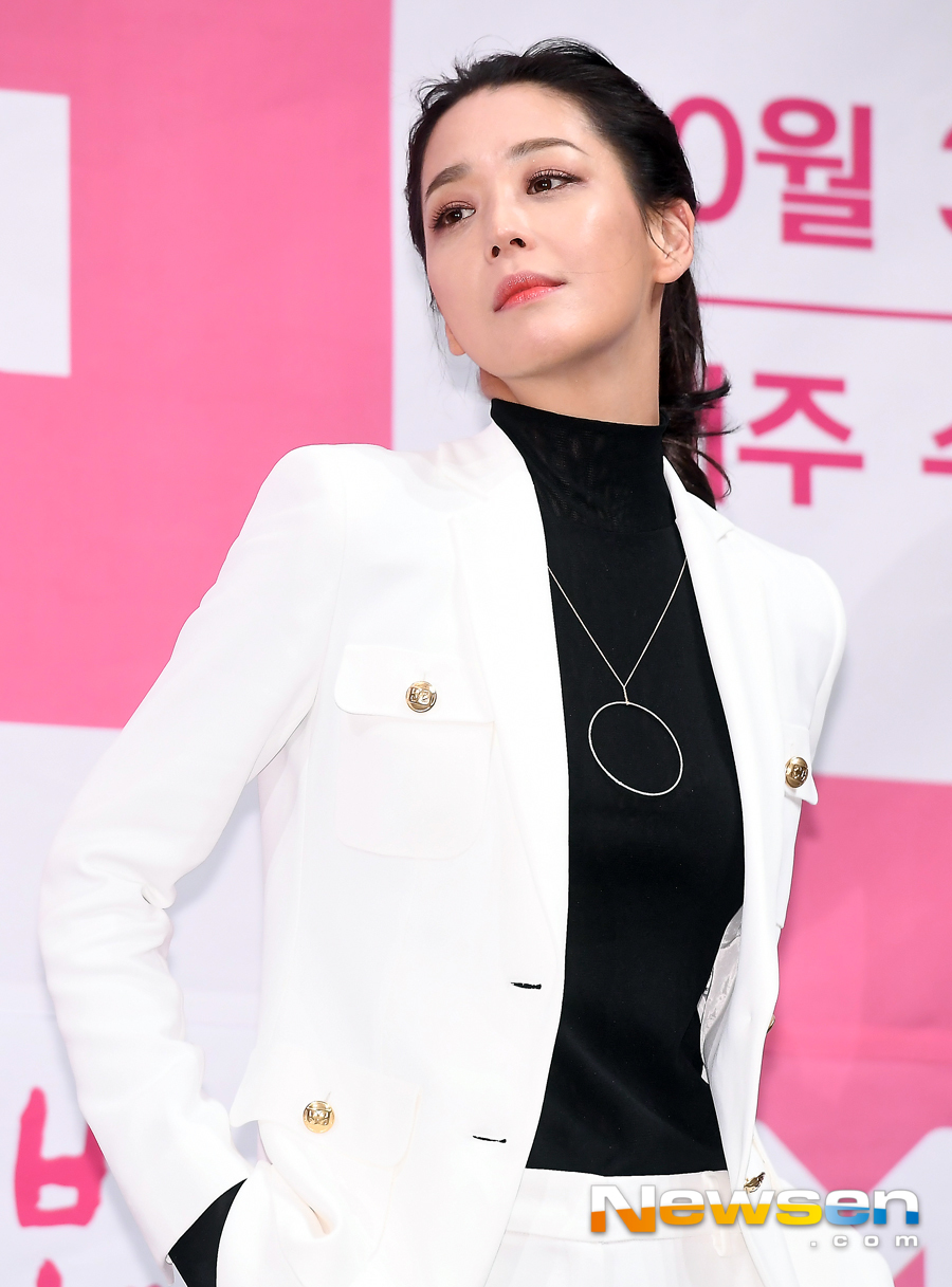 MBN The new tree drama A Cautionary note production presentation was held at 2 pm on October 31 at Imperial Palace Seoul Dube Hall in Gangnam-gu.Han Go-eun was present on the day.The new MBN drama A Cautionary note starring actors Chun Jung-myeong, Yoon Eun-hye, Han Go-eun, Joo Woo-jae, Pyo Hoon, and Lee Hye-ran is an unpredictable figure that happens when star doctor Cho Woo-hyun, a celibacy iron wall man, and top actress Yoon Yoo-jung, a love terrestrialist, create fake Scandal with their unspeakable fast-paced thoughts Camouflage romance will be broadcast for the first time at 11pm on the 31st.Jung Yu-jin