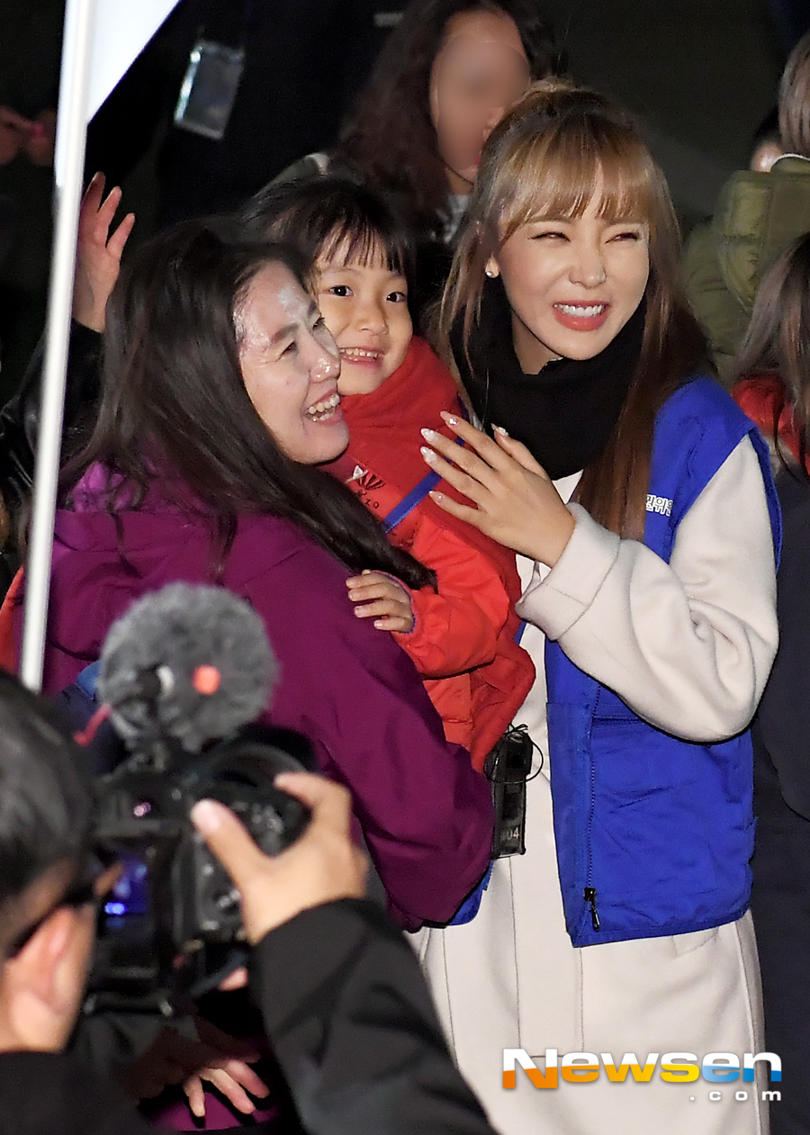 Singer Hong Jin-young attended a commentary service event with multicultural families held at Changdeokgung, Jongno-gu, Seoul on the afternoon of October 31st.On this day, singer Hong Jin-young is doing Memorial Photographing with participants.Jung Yu-jin