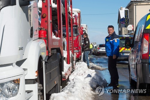 폭설로 가로막힌 프랑스 국도   [AFP=연합뉴스]