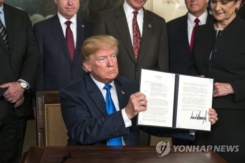 "중국이 국가안보 위협" 관세폭탄 행정명령[EPA=연합뉴스 자료사진]