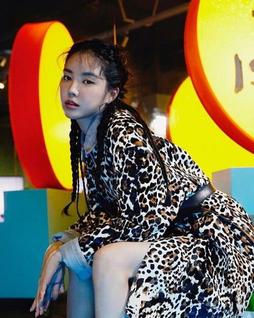 Girl group Apink Son Na-eun has released a recent photo shoot.Son Na-eun posted several pictures on the 1st Private Instagram.The public picture shows Sonna, who decorated the cover of the November issue of fashion magazine Ropisiel. Son Na-eun has a sexy charm with the costume of Hopi Muni.In another number of pictures, Son Na-eun captivated fans with his brainwashing eyes.On the other hand, Son Na-eun played a role as Okbun in the movie Womans Way which will be released on the 8th.Photo  Son Na-eun Instagram