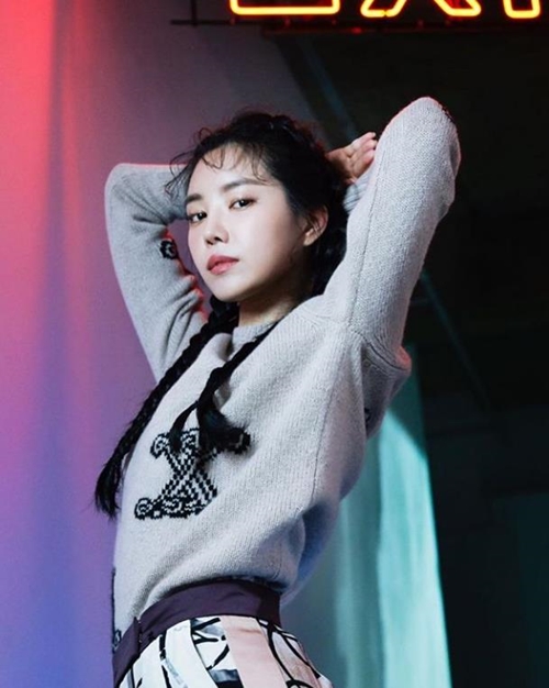 Girl group Apink Son Na-eun has released a recent photo shoot.Son Na-eun posted several pictures on the 1st Private Instagram.The public picture shows Sonna, who decorated the cover of the November issue of fashion magazine Ropisiel. Son Na-eun has a sexy charm with the costume of Hopi Muni.In another number of pictures, Son Na-eun captivated fans with his brainwashing eyes.On the other hand, Son Na-eun played a role as Okbun in the movie Womans Way which will be released on the 8th.Photo  Son Na-eun Instagram