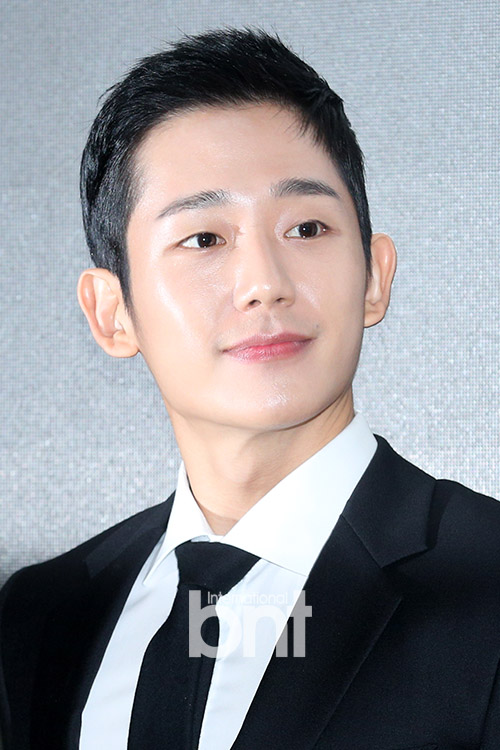 Actor Jung Hae In is attending the photo event commemorating the official opening of the Duty Free Shop at Media Wall, Hyundai Department Store Trade Center, Samsung-dong, Gangnam-gu, Seoul on the morning of the 1st.news report