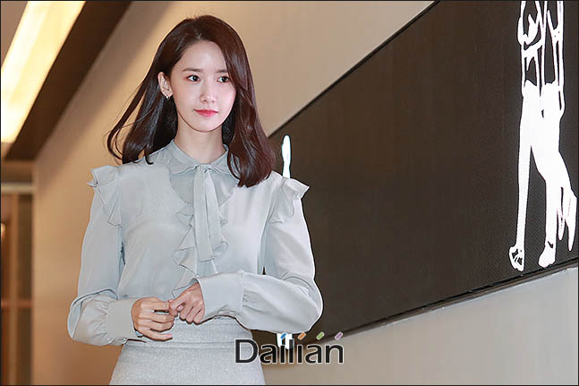 Im Yoon-ah is attending the photo wall commemorating the opening of the Duty Free Shop at the Hyundai Duty Free Dept. Trade Center in Gangnam-gu, Seoul on the morning of the 1st.