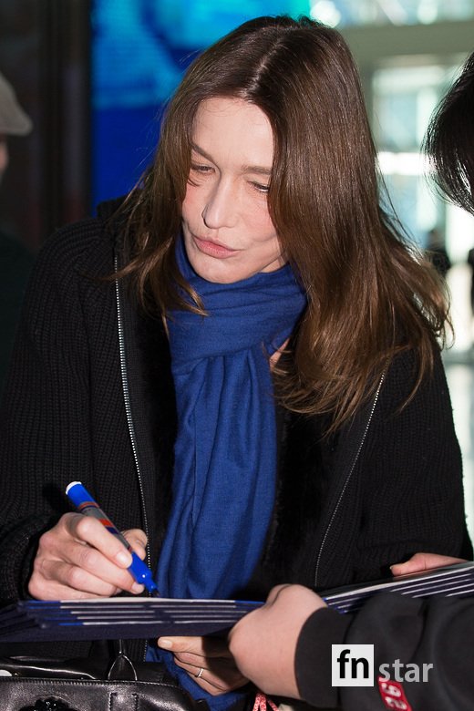 France Singer Song Writer Carla Bruni is coming out after a schedule at SBS Broadcasting Station in Mok-dong, Yangcheon-gu, Seoul, on the morning of the 1st.Carla Bruni, 50, wife of former France president Nicolas Sarkozy, is Italian-born and has a solid career as a former model and musician.Hers first concert will be held at the Seoul Kyunghee University Peace Hall and the BEXCO Auditorium in Busan on March 2.