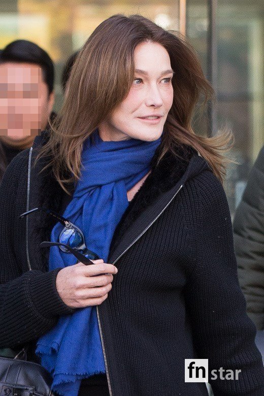 France Singer Song Writer Carla Bruni is coming out after a schedule at SBS Broadcasting Station in Mok-dong, Yangcheon-gu, Seoul, on the morning of the 1st.Carla Bruni, 50, wife of former France president Nicolas Sarkozy, is Italian-born and has a solid career as a former model and musician.Hers first concert will be held at the Seoul Kyunghee University Peace Hall and the BEXCO Auditorium in Busan on March 2.