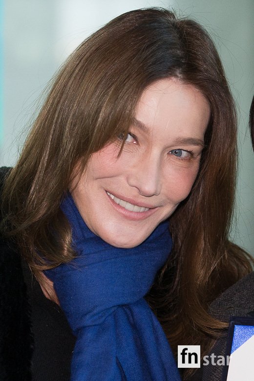 France Singer Song Writer Carla Bruni is coming out after a schedule at SBS Broadcasting Station in Mok-dong, Yangcheon-gu, Seoul, on the morning of the 1st.Carla Bruni, 50, wife of former France president Nicolas Sarkozy, is Italian-born and has a solid career as a former model and musician.Hers first concert will be held at the Seoul Kyunghee University Peace Hall and the BEXCO Auditorium in Busan on March 2.