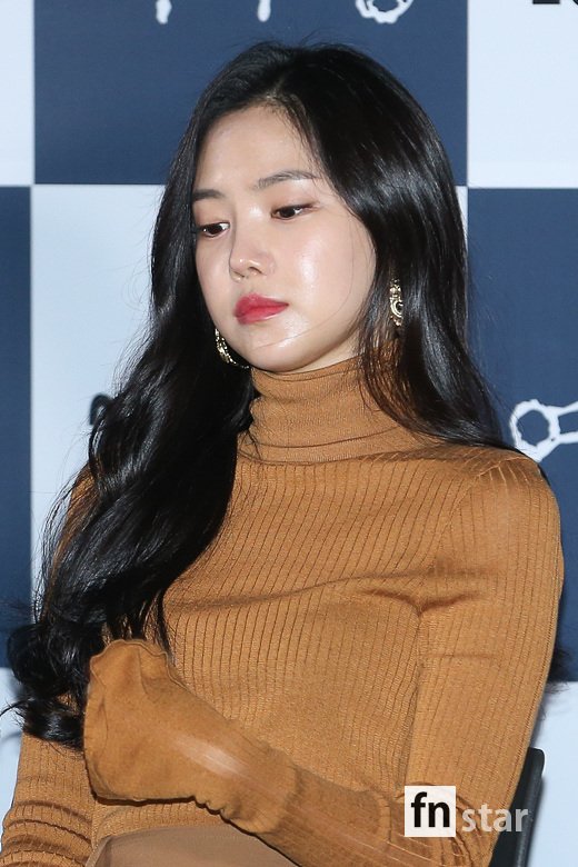 Actor and Apink Son Na-eun attended the premiere of the movie Womans Way media distribution at Yongsan CGV in Yongsan District, Seoul on the afternoon of the 1st.The movie Womans Way, starring Seo Young-hee, Son Na-eun, Italy, and Park Min-ji, is a son Na-eun that accidentally stepped into a mansion that led to a strange death that did not know the cause, and Seo Young-hee The story of the mystery horror facing is scheduled to open on November 8th.