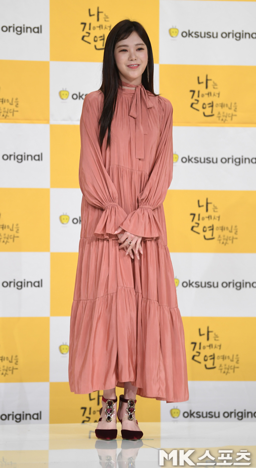 On the afternoon of the 1st, a production presentation of Maize OLizynal Drama I picked up an entertainer on the road was held at Time Square in Yeongdeungpo.Kwon Hyuk-chan, Sung Hoon, Kim Ga-eun, Park Su-young (Lizzy), Ji Ho-sung and Gugudan Mimi attended the production presentation.Park Su-young has photo time.