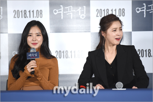 Actor Seo Young-hee (right) attends the premiere of the movie Womans Way at CGV Ipark Mall in Yongsan, Seoul on the afternoon of the 1st, and is showing a shy expression on the praise of Son Na-eun.