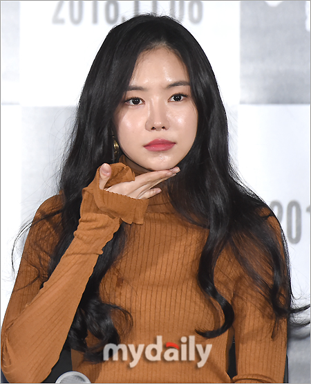 Actor Son Na-eun attended the premiere of the movie Womans Way at CGV Ipark Mall in Yongsan, Seoul on the afternoon of the 1st.