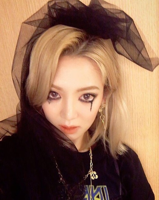 Girls Generation Hyoyeon reveals Blackswan makeupHyoyeon on his 31st day instagram Im Black Swan, SM Halloween party yostret?Black Swan Yody Jay Stan Coverlets Enjudispal!All handmade and posted a picture.In the photo, there is a picture of Hyoyeon wearing black costume and wearing makeup that seems to shed black tears with eyeliner.Hyoyeon attracts attention with its sexy yet more beautiful appearance.Meanwhile, Hyoyeon attended a Wonderland party held by SM Town every year on Halloween Day.