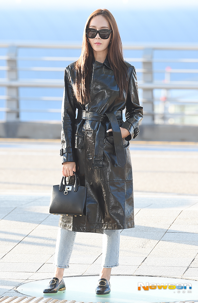 Singer Jessica left for Hong Kong on October 31 through the Incheon International Airport on the morning of the overseas promotion schedule.Jessica poses as she heads to the Golden Gate Bridge on the day.useful stock