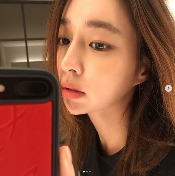 Actor Lee Min-jung has been playing the beauty of the beauty.Lee Min-jung posted three mirror selfies on the Dog Instagram on November 1.Lee Min-jung in the photo boasts humiliating beauty and skin despite the close-knit photographs.Lee Min-jung, along with the photo, recommended Lipstick, which he is writing, saying, House after shooting ... matt in the fall.Park Su-in