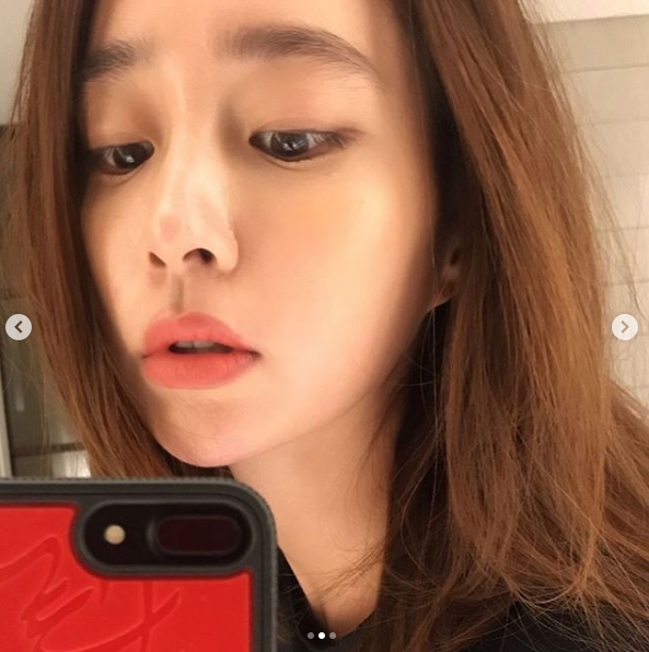 Actor Lee Min-jung has been playing the beauty of the beauty.Lee Min-jung posted three mirror selfies on the Dog Instagram on November 1.Lee Min-jung in the photo boasts humiliating beauty and skin despite the close-knit photographs.Lee Min-jung, along with the photo, recommended Lipstick, which he is writing, saying, House after shooting ... matt in the fall.Park Su-in