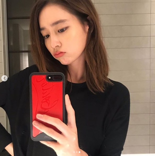 Actor Lee Min-jung has been playing the beauty of the beauty.Lee Min-jung posted three mirror selfies on the Dog Instagram on November 1.Lee Min-jung in the photo boasts humiliating beauty and skin despite the close-knit photographs.Lee Min-jung, along with the photo, recommended Lipstick, which he is writing, saying, House after shooting ... matt in the fall.Park Su-in