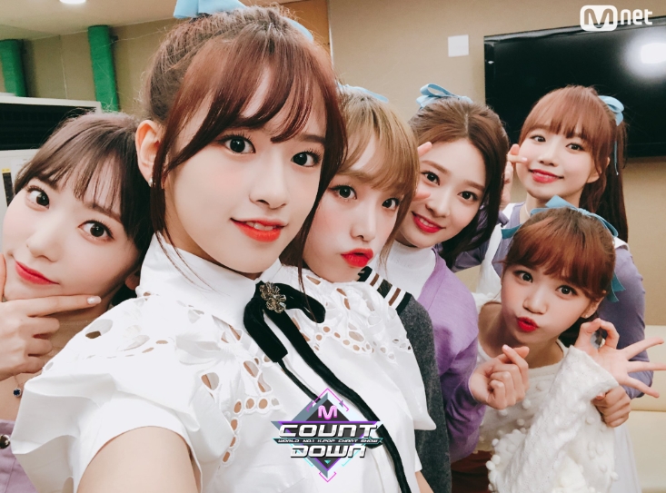 Mnet M Countdowndown debut stage certification photo of group IZ*ONE was released.M Countdowndowndown Official Twitter Inc. on November 1, Finally! The debut stage of the dream that the girls waited for!I released my debut song Lavian Rose on Monday through Shocon! Its live worldwide, and over 120,000 global fans watched it. 6 oclock tonight!Girls who will show another color with the color of M Countdown! Please send a lot of support to the debut stage of M Countdown! The photos show IZ*ONE members in stage costumes, each with a blue ribbon attached to their head and a refreshing smile.The brilliant beauty of the members catches the eye.The fans who responded to the photos responded such as I am waiting for my debut stage, I want to see it soon and Fighting.
