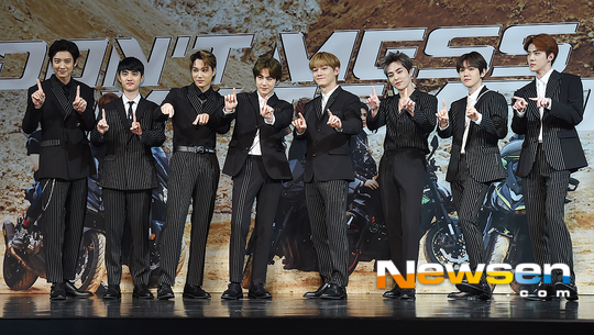 The group EXO (EXO), which had been fighting each other, has been united in a long time. It has been writing its own new record before the start of its activities and foresaw a spectacular comeback.EXOs regular 5th album DONT MESS UP MY TEMPO (Dont Mess Up My Tempo) Music appreciation was held at SMTOWN COEX Atium in Gangnam-gu, Seoul on November 1 at 3 pm.EXO members who attended the event announced their work equipment and comeback testimony after the first release of the new sound source.Members who have been active in various fields such as drama, movie, web movie, musical, pictorial, OST, entertainment, unit EXO - pro-BX, solo album, and collaboration sound source release will resume their team activities 11 months after the release of the winter special album Universe released in December 2017.The release of the regular album is only one year and two months after the regular 4th album repackaged album The Power of Music released last year.As each member has boasted extraordinary influence even during the blank season of team activities, the expectation of the music industry is focused on the synergy effect that will be gathered together for a long time.Chanyeol said, I think all the members are similar, but I thought that I missed my team activities while doing personal activities.I thought of the buzz of being with the members when I was alone, and I thought I wanted to get a lot of good energy together.I think Ive been thirsty and longing for my team work. Ive been more happy and ready for this album.This album seems to have become an album that members have enthusiastically participated in, and I feel like I am expecting a lot of enthusiasm and greed. The title song on the front of the album is Tracks 1 Tempo.This song, a hip-hop dance genre featuring an energetic bass line, rhythmic drums, and EXOs fresh a cappella composition, is a charming track with lyrics expressing the mans mind not to interfere with Tempo with her by comparing her beloved to a melody.In addition, a total of 11 songs were included, including Sign (sign), The Moment of Contact, Gravity, Sometimes, 24/7, After Storm, Damage (demage), Ill Be Here, Oasis, and Tempo Chinese versions.In particular, member Chanyeol participated in the lyrics and composition of the 4th Tracks Gravity and the 5th Tracks With You, revealing the ability of singer-songwriter.Chanyeol said:  (The SM self-composed approval process) is very tricky, because for better quality, the company has to look objectively.Im also working on the lyrics with my position. Sometimes Im actually in one room.As soon as I recorded the demo, I felt very good because I felt that the style melted well. We also foreshadowed performance. Kai said, Our EXO has prepared another wonderful performance.I used a lot of composition this time and I prepared a wonderful performance because I thought I could show you more diverse composition because I have a lot of members.Tomorrow, I can see the music video and the stage. I want you to imagine a lot and check the performance tomorrow. He also set his own record before the start of his activities. The number of new orders exceeded 1.1 million.According to his agency SM Entertainment, the album recorded 1,104,617 pre-orders as of October 30, the highest pre-order volume of EXO albums.Baekhyun said thank you, saying that all of the things that can be loved steadily after his debut are thanks to EXOel (fan).Baekhyun said, In fact, from a certain moment, we wanted to show our skills and stage well, and we tried all of our members. It seems that we can set a steady record thanks to EXOel.We also want to say that we are great to EXOel because we are working hard.EXO is expected to achieve cumulative sales of 10 million copies by adding the sales volume of the new album.In the meantime, he released four regular albums, two mini albums, and four winter special albums, and recorded cumulative sales of about 8.9 million albums.I think its really Thank You to be ahead of 10 million copies, especially EXOel, so I love our album so much that I can break through.I think Im preparing for Music with my best efforts in the future, I will continue to work hard. EXOs DONT MESS UP MY TEMPO will be released at 6 pm on various domestic and overseas music sites.The new song stage will be unveiled for the first time at KBS 2TV Music Bank which is broadcasted at 5 pm on the day.Hwang Hye-jin / Yoo Yong-ju