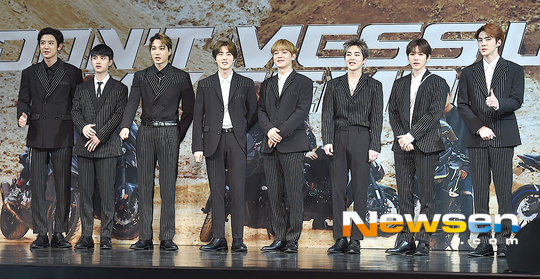 The group EXO (EXO), which had been fighting each other, has been united in a long time. It has been writing its own new record before the start of its activities and foresaw a spectacular comeback.EXOs regular 5th album DONT MESS UP MY TEMPO (Dont Mess Up My Tempo) Music appreciation was held at SMTOWN COEX Atium in Gangnam-gu, Seoul on November 1 at 3 pm.EXO members who attended the event announced their work equipment and comeback testimony after the first release of the new sound source.Members who have been active in various fields such as drama, movie, web movie, musical, pictorial, OST, entertainment, unit EXO - pro-BX, solo album, and collaboration sound source release will resume their team activities 11 months after the release of the winter special album Universe released in December 2017.The release of the regular album is only one year and two months after the regular 4th album repackaged album The Power of Music released last year.As each member has boasted extraordinary influence even during the blank season of team activities, the expectation of the music industry is focused on the synergy effect that will be gathered together for a long time.Chanyeol said, I think all the members are similar, but I thought that I missed my team activities while doing personal activities.I thought of the buzz of being with the members when I was alone, and I thought I wanted to get a lot of good energy together.I think Ive been thirsty and longing for my team work. Ive been more happy and ready for this album.This album seems to have become an album that members have enthusiastically participated in, and I feel like I am expecting a lot of enthusiasm and greed. The title song on the front of the album is Tracks 1 Tempo.This song, a hip-hop dance genre featuring an energetic bass line, rhythmic drums, and EXOs fresh a cappella composition, is a charming track with lyrics expressing the mans mind not to interfere with Tempo with her by comparing her beloved to a melody.In addition, a total of 11 songs were included, including Sign (sign), The Moment of Contact, Gravity, Sometimes, 24/7, After Storm, Damage (demage), Ill Be Here, Oasis, and Tempo Chinese versions.In particular, member Chanyeol participated in the lyrics and composition of the 4th Tracks Gravity and the 5th Tracks With You, revealing the ability of singer-songwriter.Chanyeol said:  (The SM self-composed approval process) is very tricky, because for better quality, the company has to look objectively.Im also working on the lyrics with my position. Sometimes Im actually in one room.As soon as I recorded the demo, I felt very good because I felt that the style melted well. We also foreshadowed performance. Kai said, Our EXO has prepared another wonderful performance.I used a lot of composition this time and I prepared a wonderful performance because I thought I could show you more diverse composition because I have a lot of members.Tomorrow, I can see the music video and the stage. I want you to imagine a lot and check the performance tomorrow. He also set his own record before the start of his activities. The number of new orders exceeded 1.1 million.According to his agency SM Entertainment, the album recorded 1,104,617 pre-orders as of October 30, the highest pre-order volume of EXO albums.Baekhyun said thank you, saying that all of the things that can be loved steadily after his debut are thanks to EXOel (fan).Baekhyun said, In fact, from a certain moment, we wanted to show our skills and stage well, and we tried all of our members. It seems that we can set a steady record thanks to EXOel.We also want to say that we are great to EXOel because we are working hard.EXO is expected to achieve cumulative sales of 10 million copies by adding the sales volume of the new album.In the meantime, he released four regular albums, two mini albums, and four winter special albums, and recorded cumulative sales of about 8.9 million albums.I think its really Thank You to be ahead of 10 million copies, especially EXOel, so I love our album so much that I can break through.I think Im preparing for Music with my best efforts in the future, I will continue to work hard. EXOs DONT MESS UP MY TEMPO will be released at 6 pm on various domestic and overseas music sites.The new song stage will be unveiled for the first time at KBS 2TV Music Bank which is broadcasted at 5 pm on the day.Hwang Hye-jin / Yoo Yong-ju