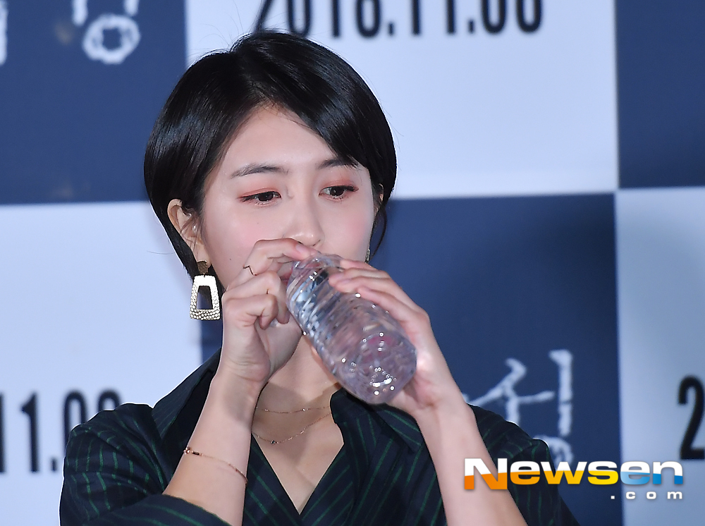 The premiere of the movie Womans Wail was held at CGV Yongsan I-Park Mall in Yongsan District, Seoul, on the afternoon of November 1Park Min-ji is spilling water during an interview.Actors Seo Young-hee, Son Na-eun, Italy, Park Min-ji and director Yoo Young-sun attended the premiere.expressiveness
