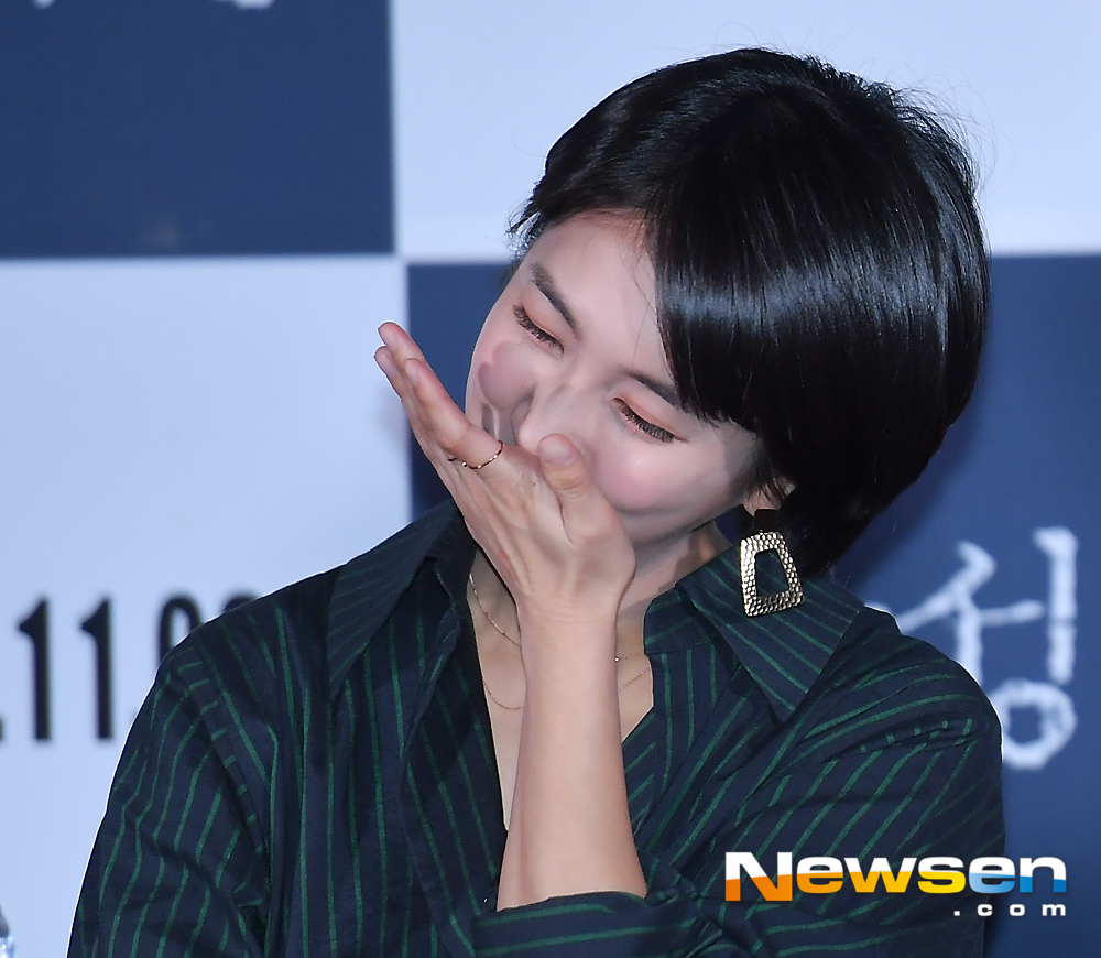 The premiere of the movie Womans Wail was held at CGV Yongsan I-Park Mall in Yongsan District, Seoul, on the afternoon of November 1Park Min-ji is spilling water during an interview.Actors Seo Young-hee, Son Na-eun, Italy, Park Min-ji and director Yoo Young-sun attended the premiere.expressiveness