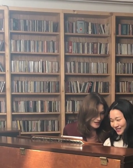 Jang Yoon-ju meets role model Carla BruniTop model Jang Yoon-ju posted a video on his instagram on the afternoon of November 1 with Carla Bruni, wife of Champson Singer and French former President Nicolas Sarkozy.Jang Yoon-ju sang JTBC Bob Good Sister OST stand by your man with Carla Burney.Jang Yoon-ju said in English: It was my role model from a very young age, finally meeting her and singing together, shes still cool and perfect.It inspires me, he said.emigration site