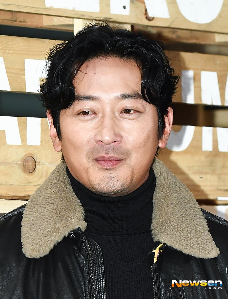 Mo Italian outer brand 18FW presentation event Photo Wall was held in Sinsa-dong, Gangnam-gu, Seoul on the afternoon of November 1.Actor Ha Jung-woo attended the ceremony.yun da-hee