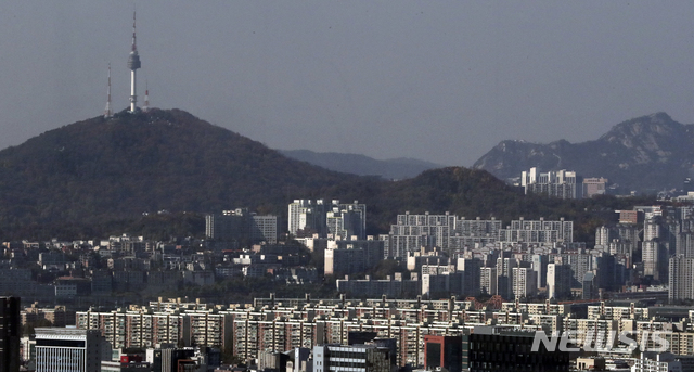 【서울=뉴시스】최진석 기자 = 전 은행권에 총부채원리금상환비율(DSR) 규제가 시작된 31일 부동산 시장이 11월 비수기를 앞두고 조정이 불가피할 것으로 예상되고 있다.  총부채원리금상환비율(DSR)은 모든 금융권 대출의 원리금 상환부담이 연소득 대비 얼마인지를 감안해 대출을 관리하는 지표로, 본격적으로 적용되는 내달부터는 주택 담보 대출 외에 마이너스통장을 포함한 신용대출, 비주택 담보대출 등 다른 대출의 이자를 포함한 연간 원리금 상환액까지 부채로 간주하게 돼 여신 여력이 크게 줄어들게 된다. 소득에 비해 빚이 많은 사람은 은행에서 돈을 꾸기가 어렵게 되는 것이다. 사진은 이날 오후 서울 도심 아파트 단지의 모습. 2018.10.31. myjs@newsis.com