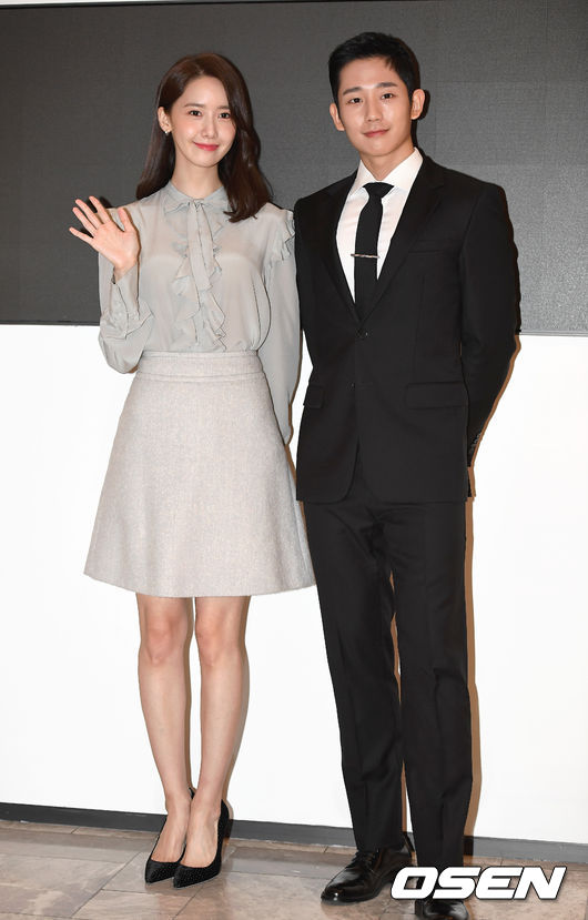 Actor Im Yoon-ah, Jung Hae In, was released on the morning of January 1,At the opening event of the Hyondai Duty free deft. held at the trade center, I have photo time.