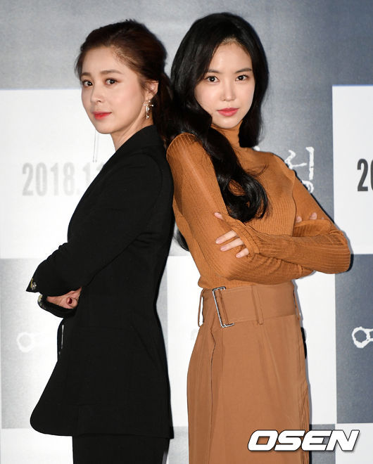 The premiere of the movie Womans Wail was held at the Leechon-dong CGV Yongsan I-Park Mall in Seoul Yongsan District on the afternoon of the afternoon.Actor Seo Young-hee, Son Na-eun has photo time.