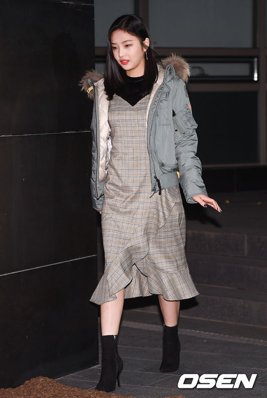 Red Velvet Joy poses at the Parajumpers 18FW presentation event held at the Apgujeong Horim Art Center in Seoul on the afternoon of the 1st.