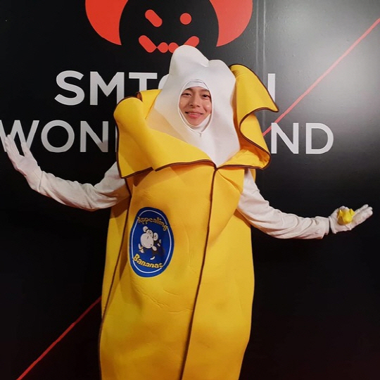 On the 31st, SM Entertainment released photos of artists attending the Halloween party SMTOWN WONDERLAND through its official Instagram.Kim Choong-jae in the public photo is wearing a Banana-shaped costume; his appearance, which was born perfectly as Banana (?), gives a laugh.But Kim Choong-jae is eye-catching as she boasts superior visuals even in rather ridiculous attire.Meanwhile, Kim Choong-jae signed an exclusive contract with speaker, which was established in 2017 by SM Entertainment and model management company S team.