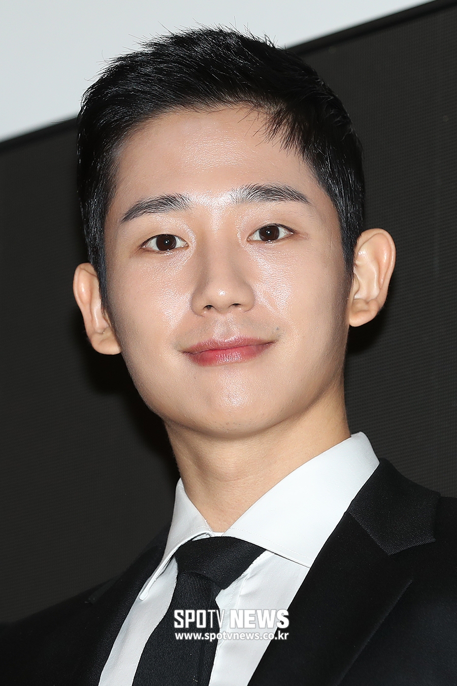 Actor Jung Hae In poses at the Grand Open Event at the Trade Center store in Hydei duty free deft. Samsung-dong, Gangnam-gu, Seoul on the morning of the 1st.