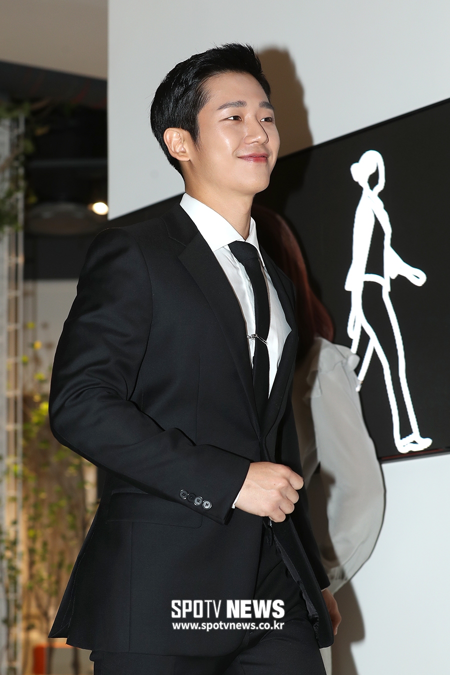 Actor Jung Hae In is leaving after attending the Grand Open Event at the Trade Center store in Hydei duty free deft.