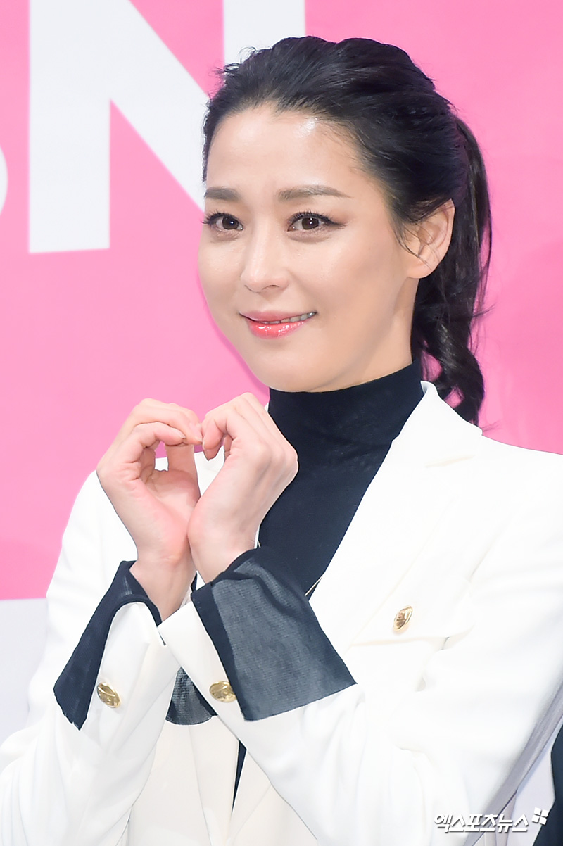 Actor Han Go-eun, who attended the MBN Drama A Cautionary note production presentation at Imperial Palace Seoul in Nonhyeon-dong, Seoul, on the afternoon of the 31st, has photo time.
