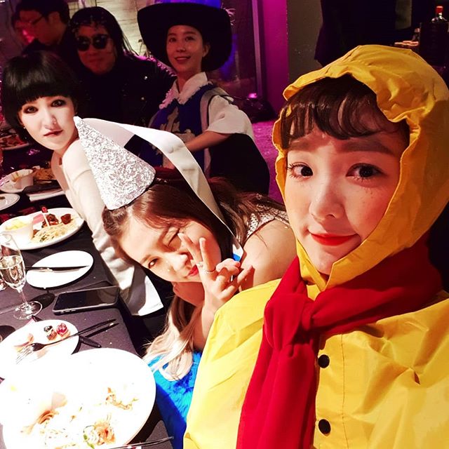 Girl group Red Velvet Irene transforms into Flying DuckSM Entertainment officials on the 1st SM Town official Instagram, etc., the Halloween party SMTOWN WONDERLAND event photos were released.Among them, Irene appeared in a cute Flying Duck make up wearing a yellow raincoat and attracted attention.Irene in the public photo is showing off her cute charm, and other Red Velvet members also admired her with a make-up that captivates her eyes.Meanwhile, Irene has been mentioned as an ideal of Crush and is gathering topics.In MBC Radio Star broadcast on the 31st, Crush replied to the question of his ideal type, saying, I am a person who works hard. He confessed, Irene is so beautiful.Photo: SM Town Instagram