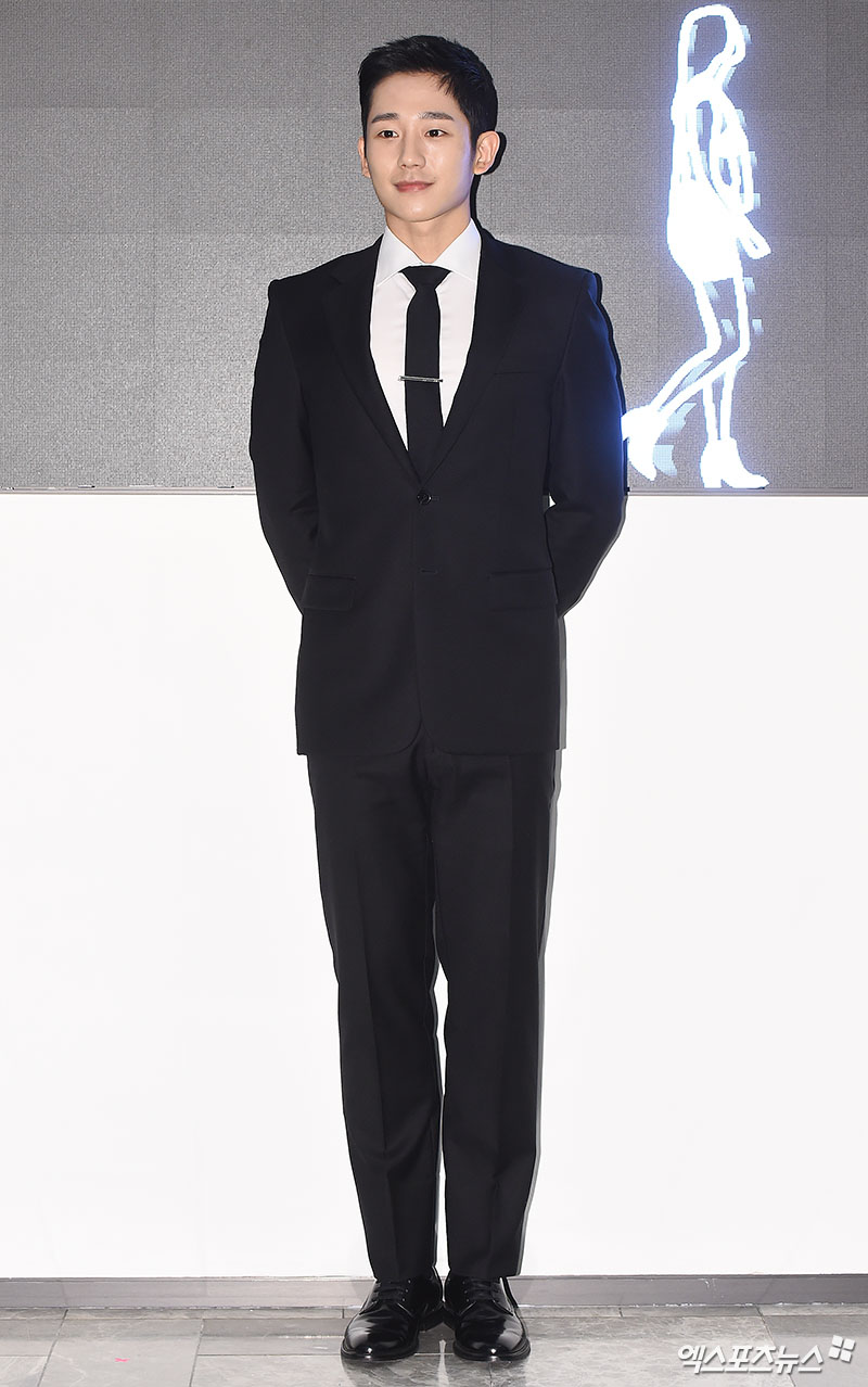 Actor Jung Hae In poses at the event to commemorate the opening of the Duty Free Shop at Hyundai Department Store Trade Center in Seoul, Korea on the morning of the 1st.