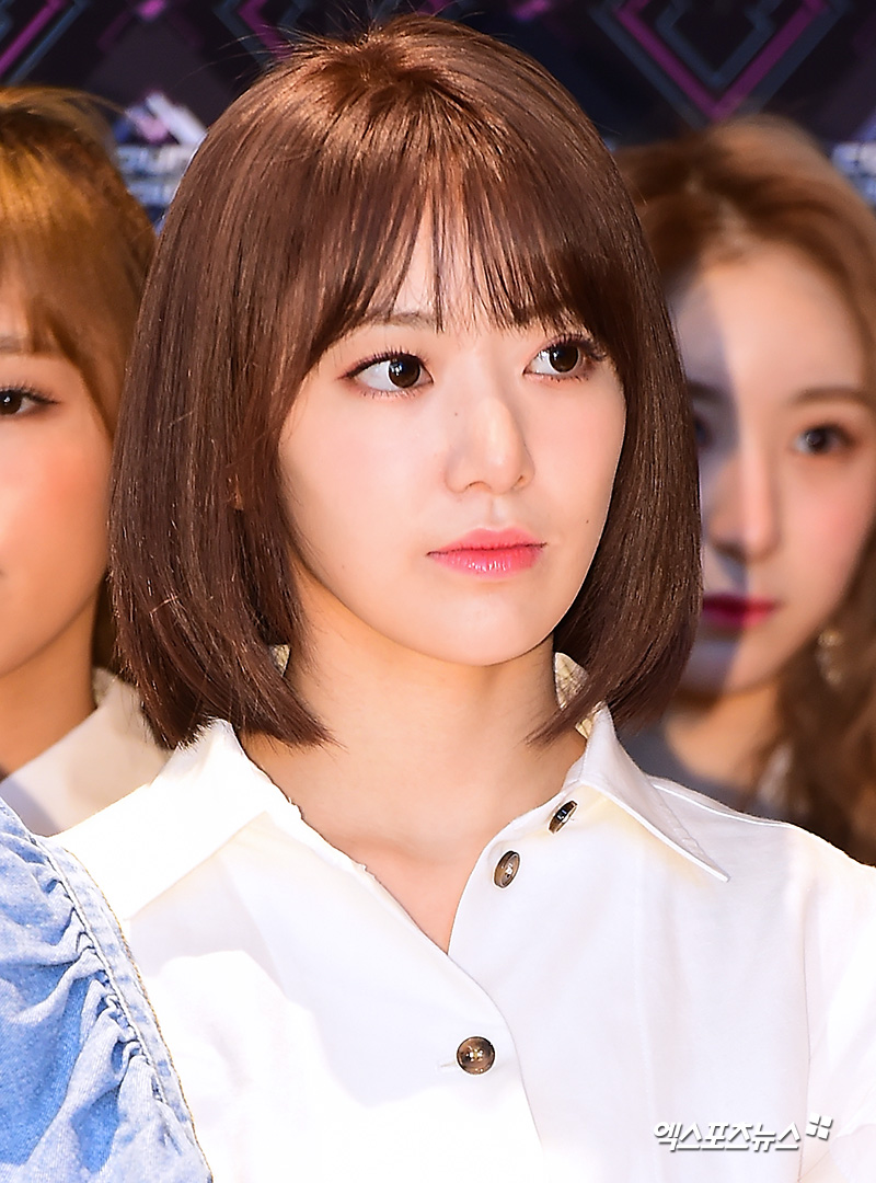IZ*ONE Sakura, who appears on MNET M Countdown held at CJ E & M Center in Sangam-dong, Seoul on the afternoon of the afternoon, has photo time.