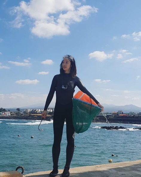 Actor Choi Yeo-jin turned into Sea.Choi Yeo-jin posted a picture on his instagram on the 1st with an article entitled Jeju Island Sea.Choi Yeo-jin in the open photo is staring at a distant place with a net in his hand.Choi Yeo-jin is wearing a Sea suit, which reveals her slender figure in a tight Sea suit and pulls out Eye-catching.Meanwhile, Choi Yeo-jin appeared on KBS 2TV drama Lovely Horrible which last month.Photo: Choi Yeo-jin SNS