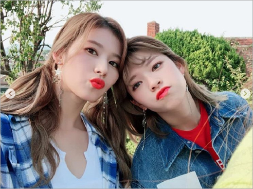 Girl group TWICE (TWICE) Sana posted photos and congratulations taken together for the birthday of Jeongyeon.On the 1st day of TWICE official Instagram, Happy birthday, Ang!!We will always thank you and love you to go to go to go to go to go to go to go to go to go to go to go to go to the table. # HappyJeongyeon Day and photos of Jingyeon (right) and Sana were posted on November 1.In the photo, Sana and Jingyeon wore red lipstick and made a playful look.Meanwhile, TWICE is about to release its new album YES or YES on November 5th.