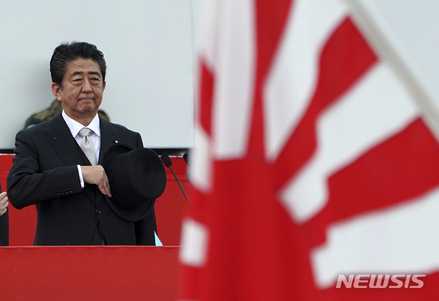 【서울=뉴시스】아베 신조(安倍晋三) 일본 총리가 지난 14일 자위대의 날을 맞아 도쿄 북쪽 아사카(朝霞) 육상자위대 훈련장에서 관열식을 갖고 있다. 아베 총리는 이날 훈시에서  "모든 자위대원이 자부심을 갖고 임무를 완수할 수 있는 여건을 마련하는 것이 정치인의 책임"이라며 헌법 개정에서 자위대를 명기하는 것에 대해 거듭 의욕을 나타냈다. 2018.10.18.