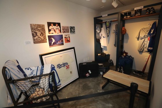 3일 개관한 박찬호 기념관 전시실. 박찬호가 뛰었던 LA 다저스 시절 라커룸을 재현했다. 공주=김상선 기자