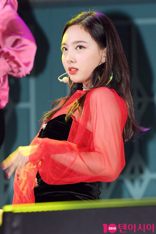 Group TWICE Nayeon is performing a great stage at a showcase commemorating the release of its mini 6th album YES or YES at KBS Arena (formerly 88 gymnasium) in Hwagok-dong, Gangseo-gu, Seoul on the afternoon of the 5th.The title song YES or YES is a song titled Yes that will only be heard when TWICE (Nayeon, Jung Yeon, Momo, Sana, Jihyo, Mina, Dahyun, Chae Young, and TZUYU) proudly confess their love, and dynamic choreography and exciting melody captures the eyes and ears.