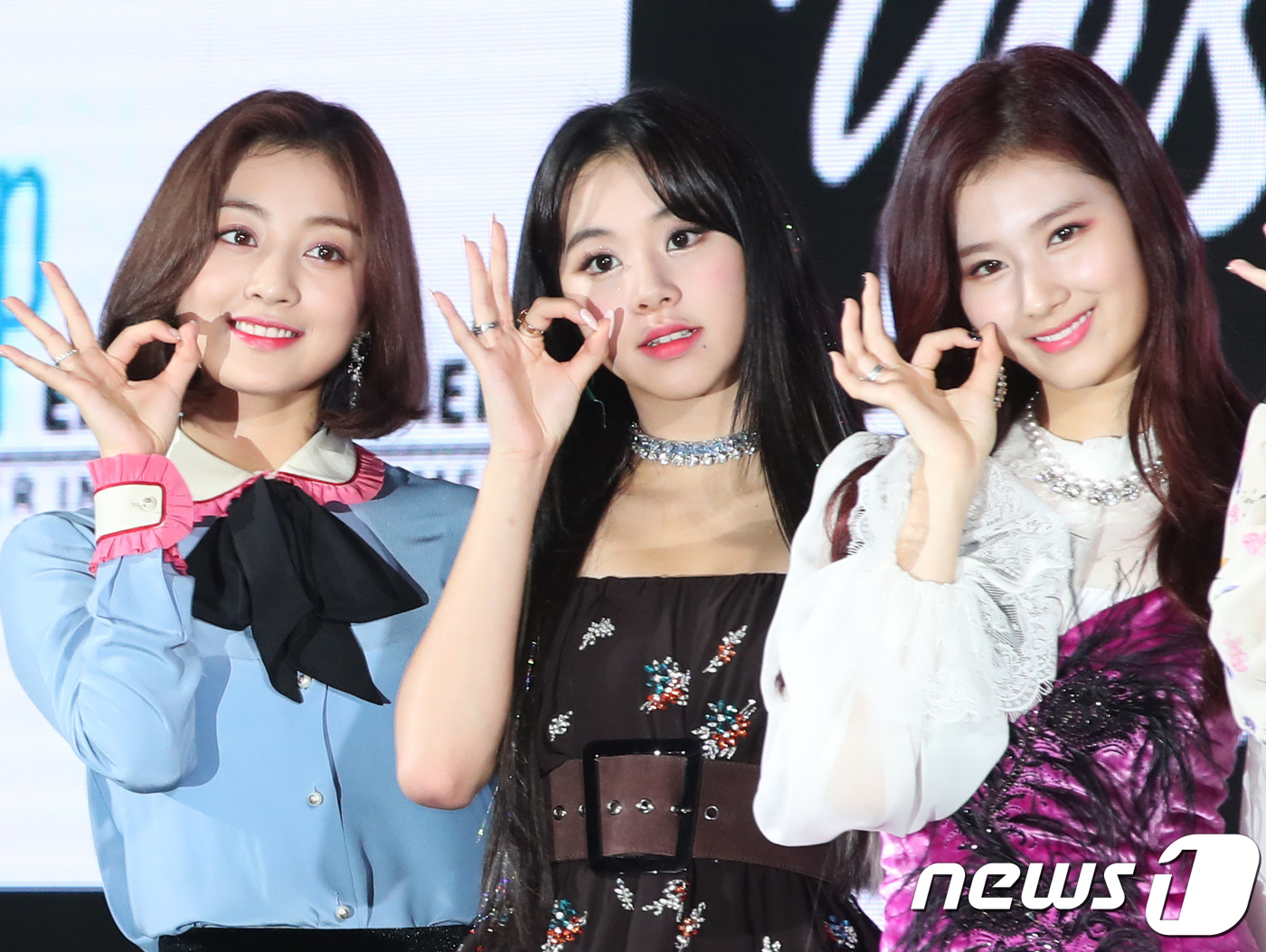 Seoul=) = Girl group TWICE Jihyo (from left), Chae Young and Sana pose for the mini 6th album YES Oa Yes release showcase held at HaGok-dong KBS Arena in Gangseo-gu, Seoul on the afternoon of the 5th.11.5 2018