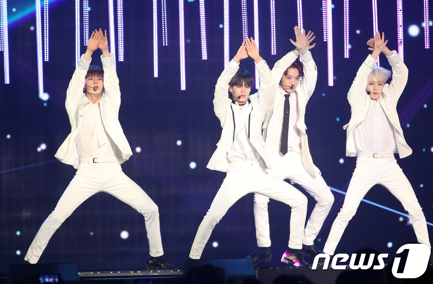 Incheon = Wanna One Hwang Min-hyun (from left), Lee Dae-hwi, Rylan Lin and Ha Sung-woon are performing brilliantly at the 2018 MGA (MBC Plus X Genie Music Awards) held at the southeast gymnasium in Incheon on the afternoon of the 6th.November 6, 2018.